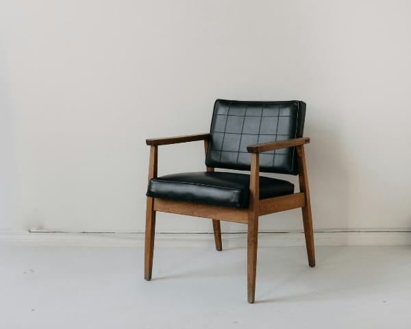 Leather Lounge Chair Indoor: Comfort, Styling & Care Guide (Canada) - Your Bar Stools Canada