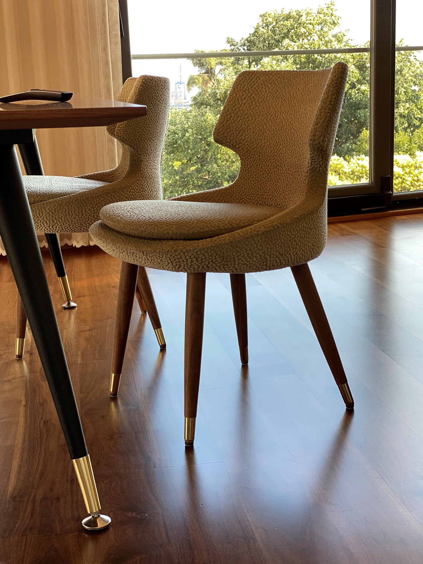 Soho Concept patara-wood-wood-base-similicuir-siège-chaise-de-salle-à-manger-en-blanc