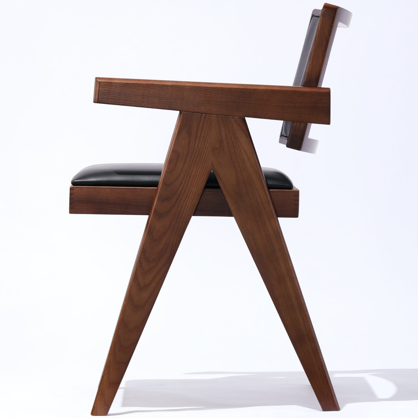 Soho Concept pierre-j-arm-chair-upholstered-noyer-wood-base-faux-cuir-seat-chaise-de-salle-à-manger-en-noir