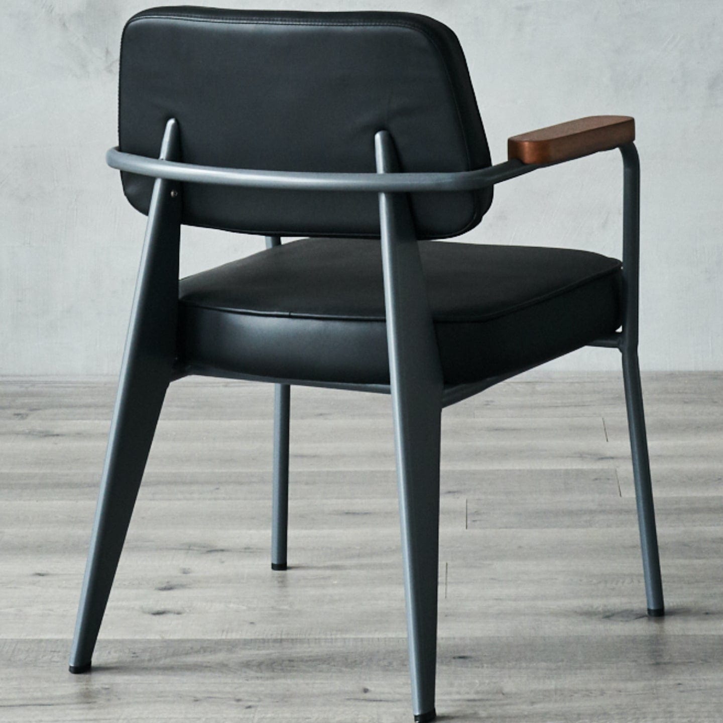 Soho Concept prouve-fauteuil-noir-base-metal-assise-simili-cuir-chaise-de-salle-a-manger-noir